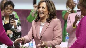 Kamala Harris habla en la convención anual de la organización Hermandad Alpha Kappa Alpha, dedicada al avance de las mujeres y niñas negras, el pasado 10 de julio en Dallas.