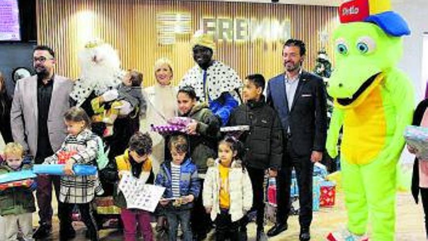 FREMM recoge más de 1.500 juguetes y libros que llevó Cepaim a niños vulnerables