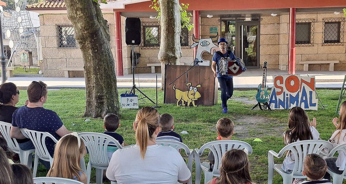 Grandes e pequenos desfrutaron da música de Nogueiras.