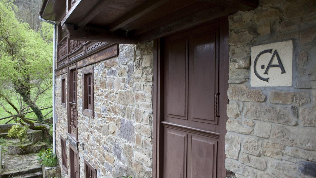 Exterior de una casa rural en San Martín del Rey Aurelio. | FERNANDO RODRÍGUEZ