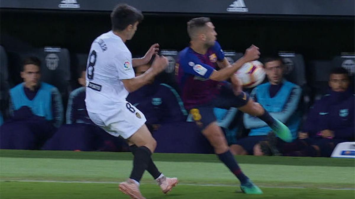 Jordi Alba responde a los aficionados valencianistas con este taconazo