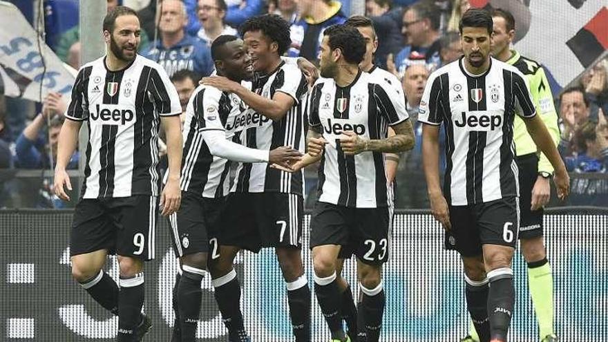 Los jugadores de la Juventus celebran el gol. // Efe