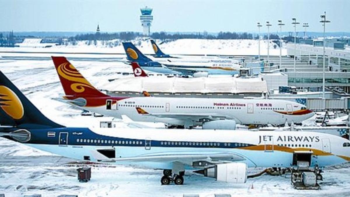 AEROPUERTOS 3 Aviones estacionados en el aeropuerto de Bruselas.