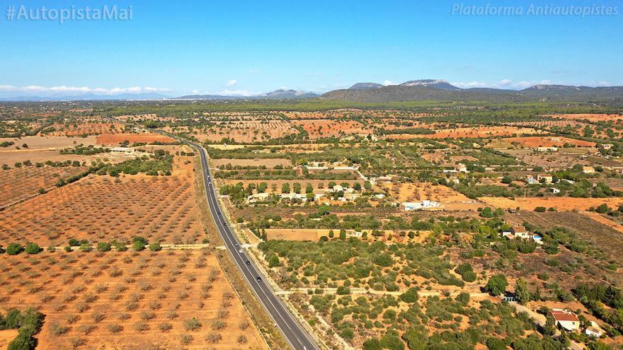 Die Landstraße zwischen Llucmajor und Campos führt durch landwirtschaftlich genutzes Gebiet