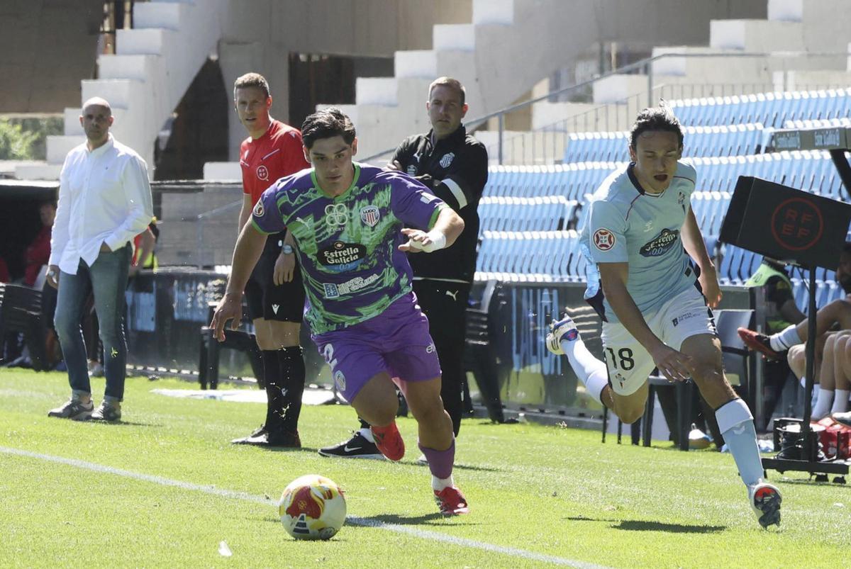 Joel López persigue a un rival en el encuentro de ayer en Balaídos.  | FDV