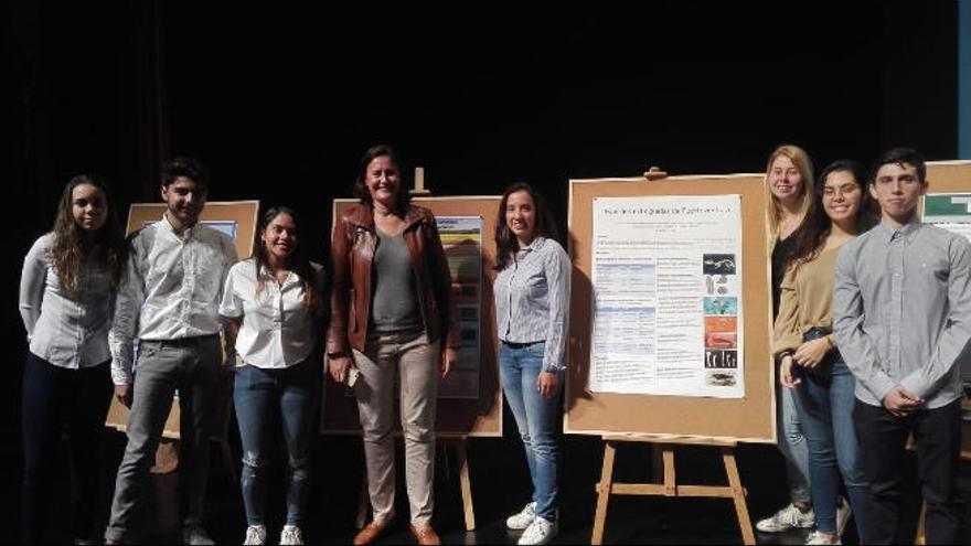 Los estudiantes ganadores con sus proyectos en el Auditorio Insular.