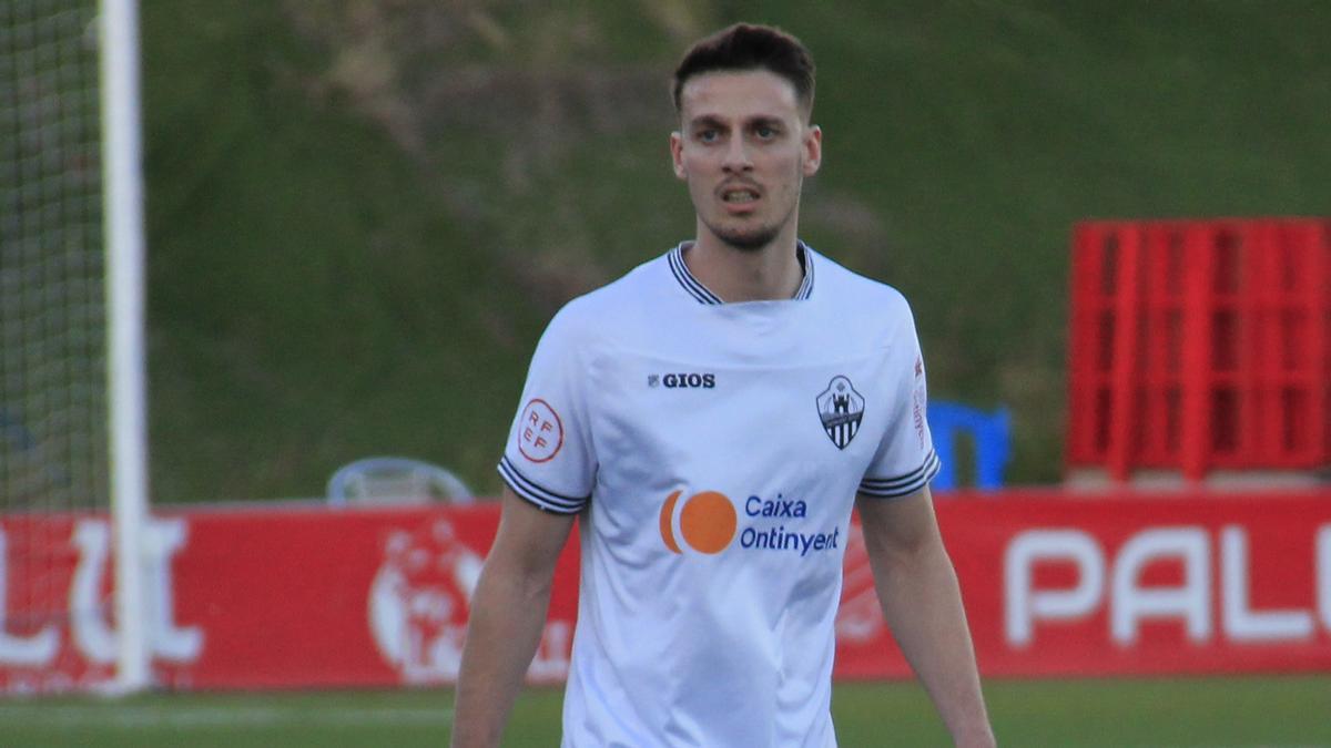 Fluixà, jugador del Ontinyent 1931, en un partido.