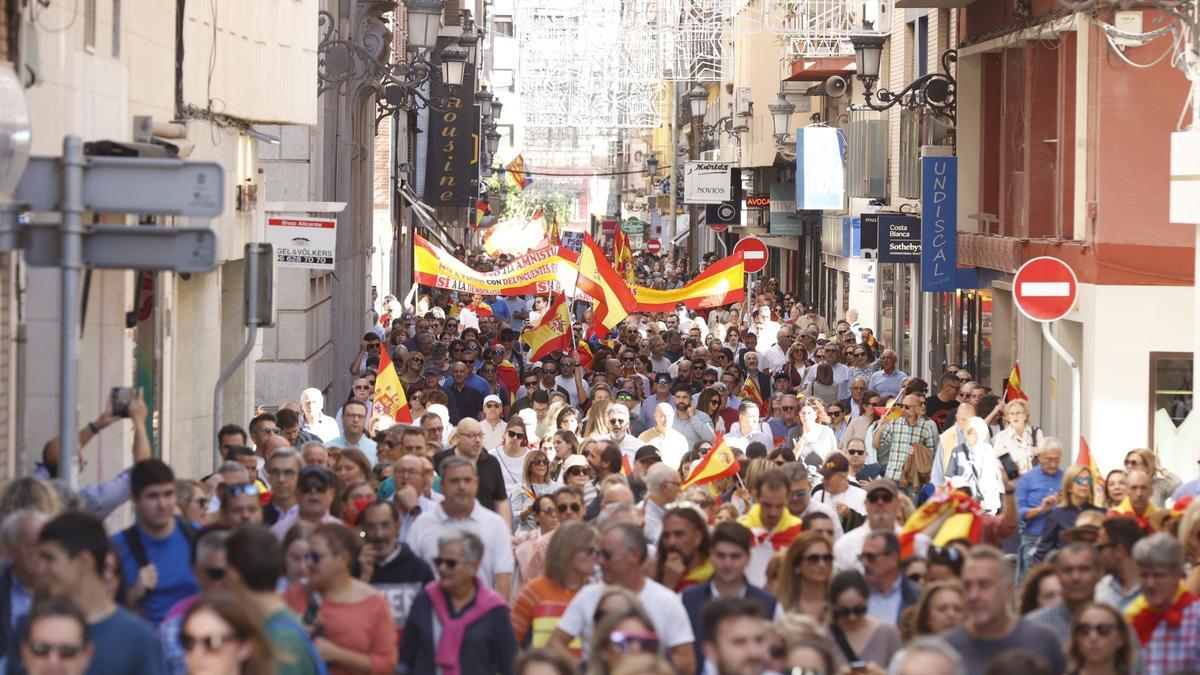 Manifestantes por las calles de Alicante en contra de la amnistía