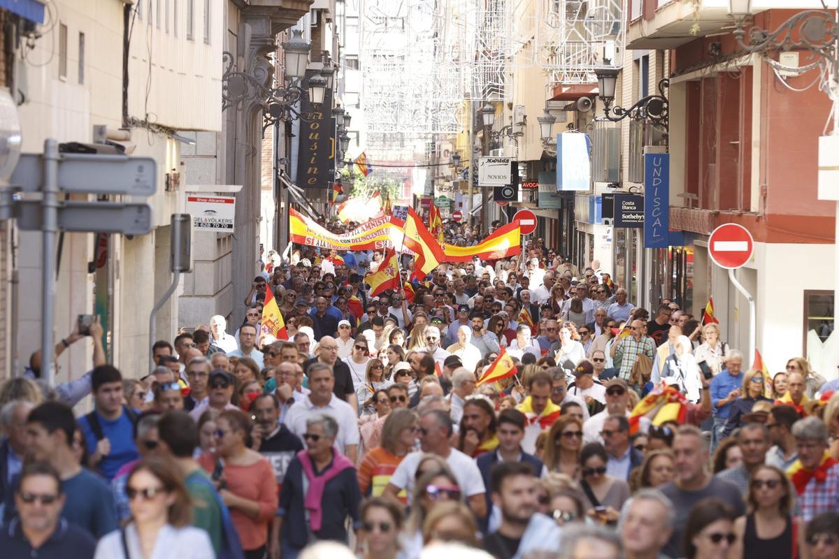 Manifestantes por las calles de Alicante en contra de la amnistía