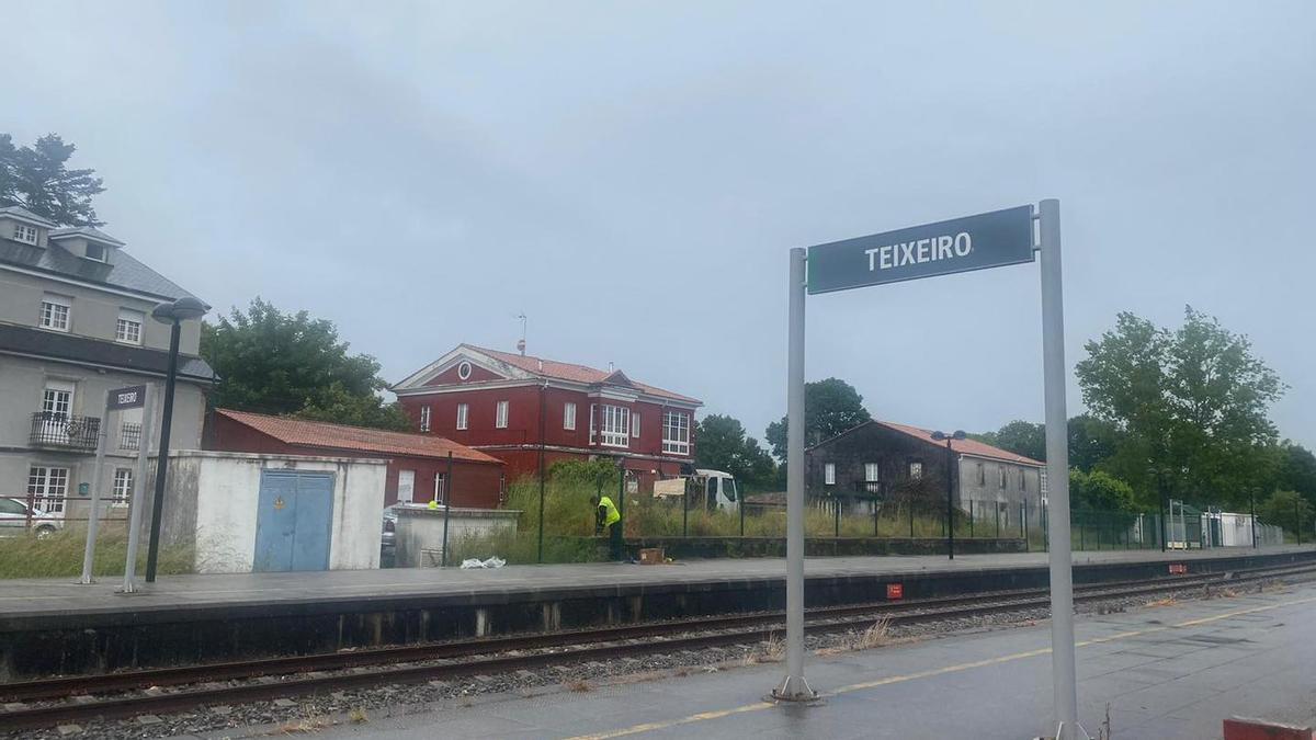 Cierre instalado por Adif en la estación de trenes de Teixeiro.