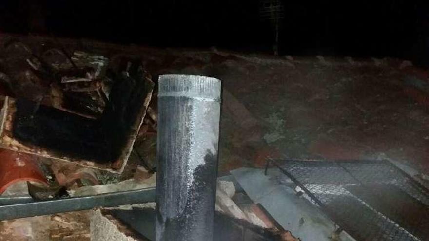 La chimenea incendiada en Fuentesaúco.