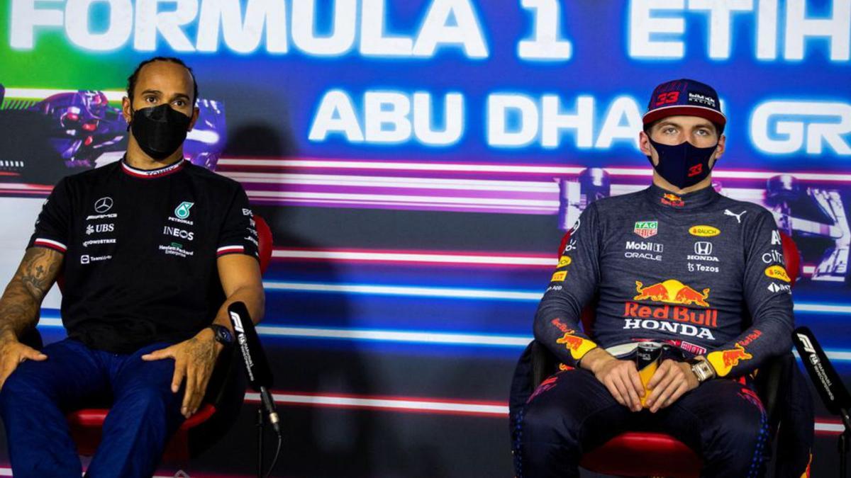 Hamilton y Verstappen, ayer, en la rueda de prensa.  | REUTERS