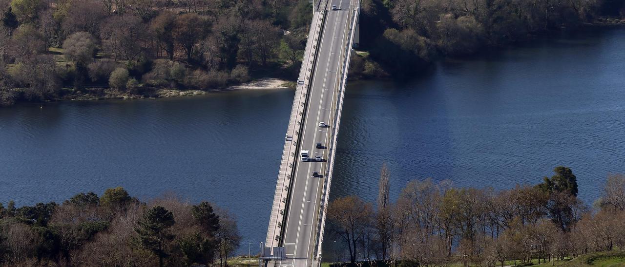 Vista del Ponte da Amizade, que une Tomiño con la localidad portuguesa de Vilanova de Cerveira.