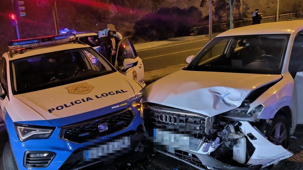 Estado del vehículo robado tras el choque contra dos vehículos de la Policía Local de Las Palmas de Gran Canaria.