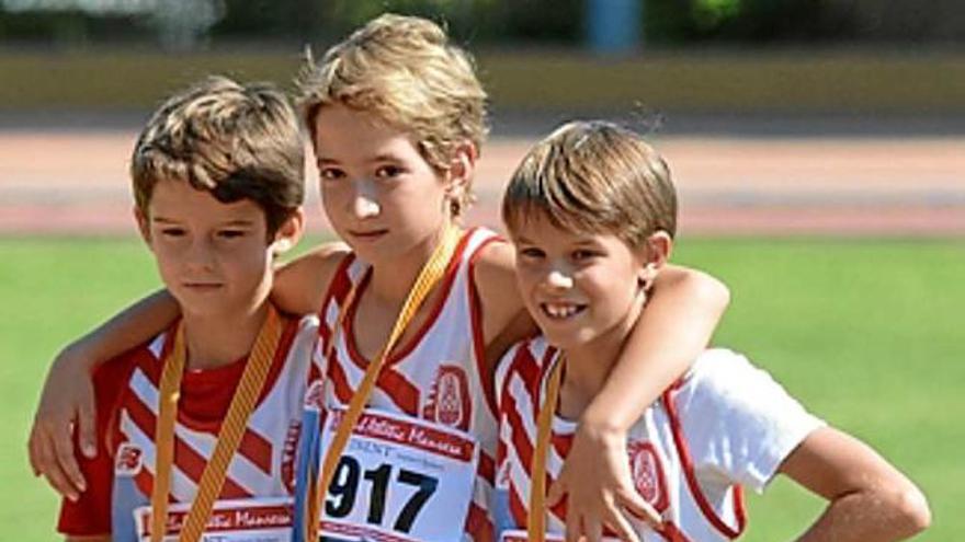 Renalias (2n), Claret (1r) i Hernández (3r) en el podi de pilota benjamí