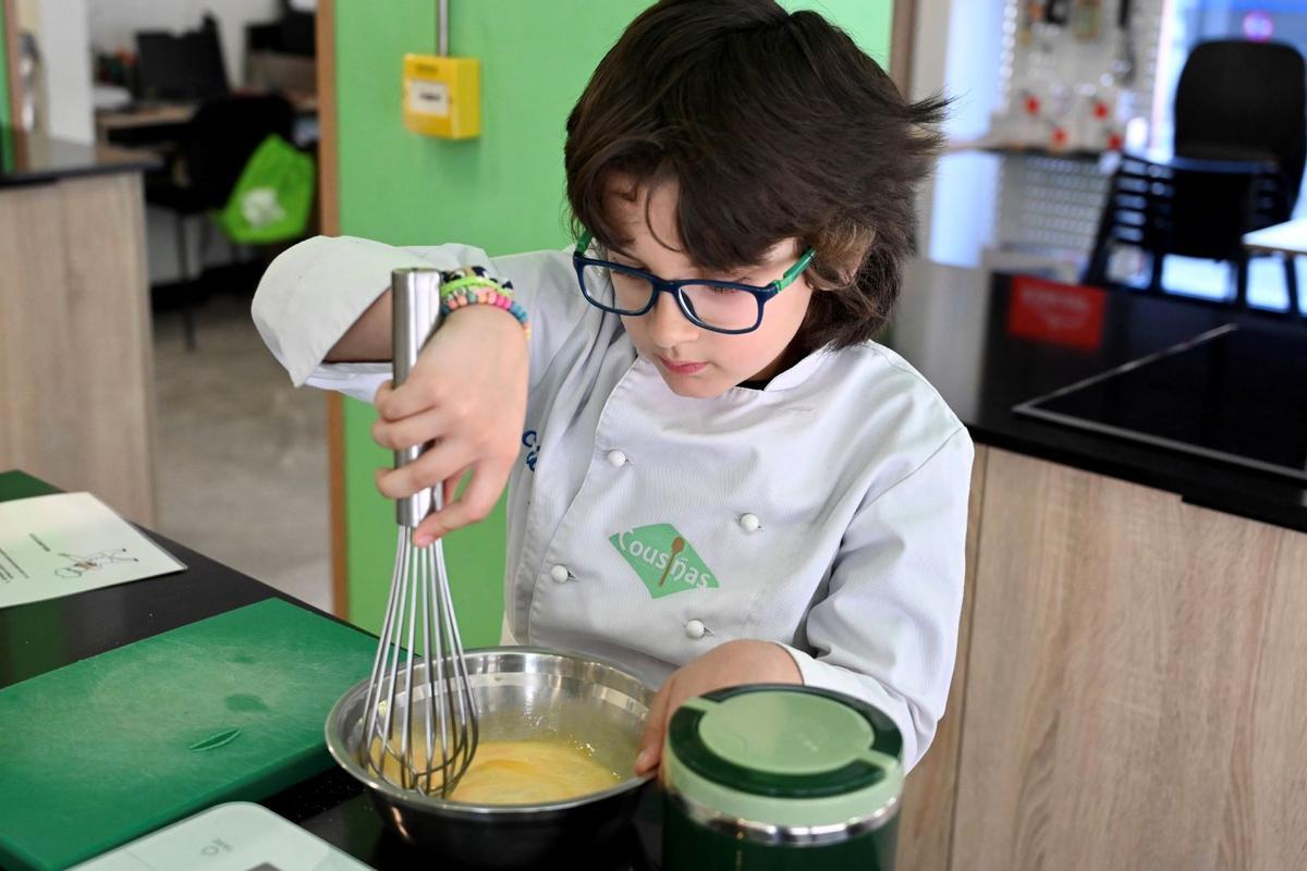 Alumno cocinando en Cousiñas.