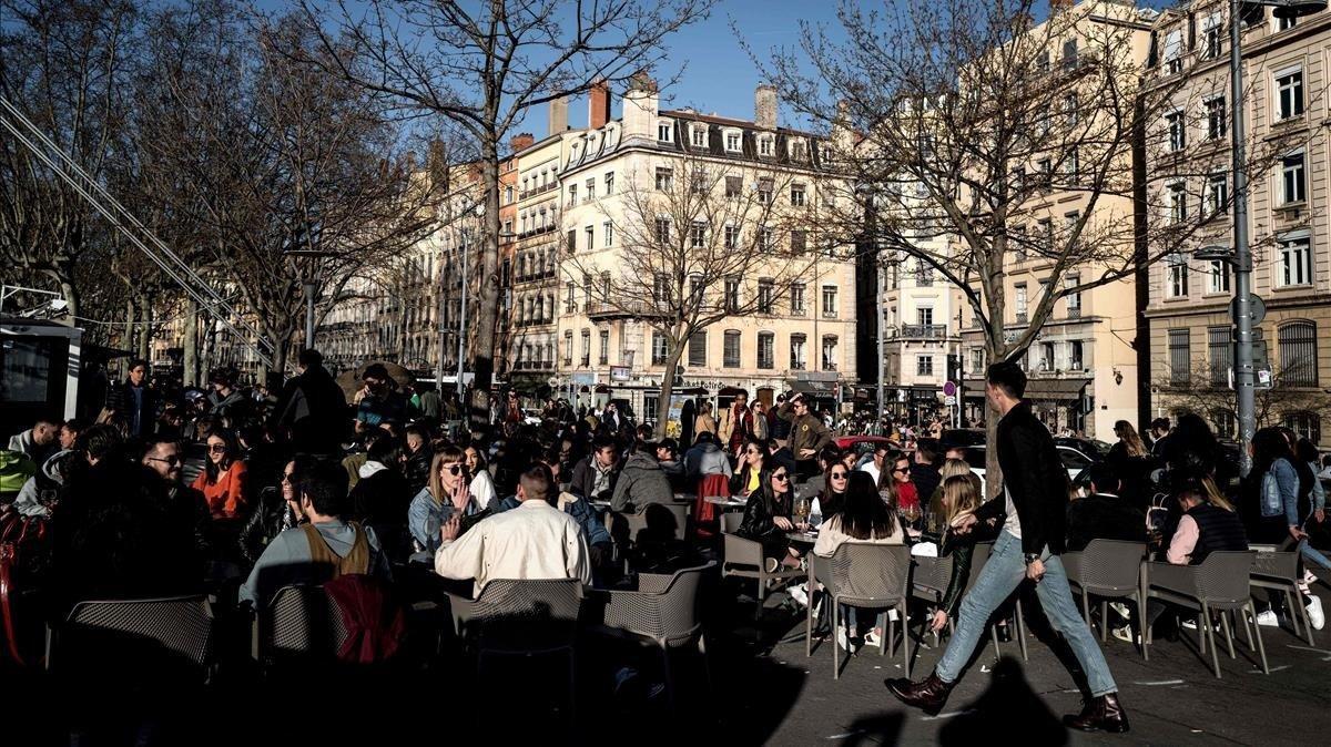 zentauroepp52789098 people gather at a cafe s terrace in lyon  on march 14  2020200314204401