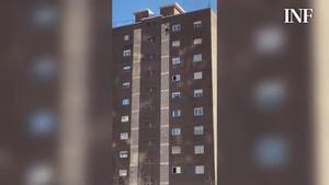 Un turista británico escala un edificio en Benidorm para sacarse una foto.