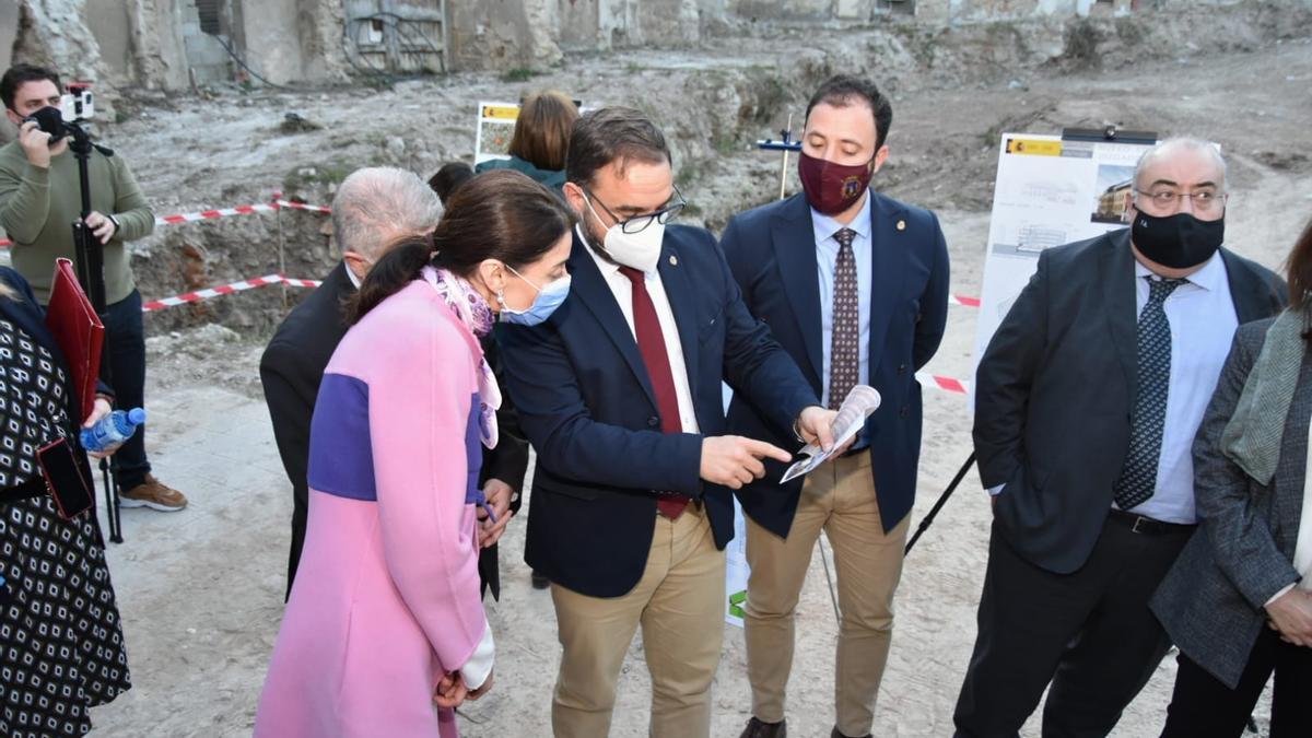 La ministra de Justicia, Pilar Llop, charla con el alcalde, Diego José Mateos, durante la visita que realizaba a comienzos de año al solar donde se construirá el futuro Palacio de Justicia.