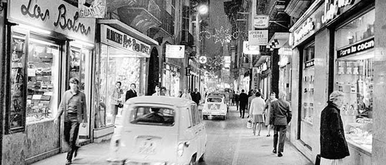 Sant Miquel cuando aún tenía tiendas locales... y coches.