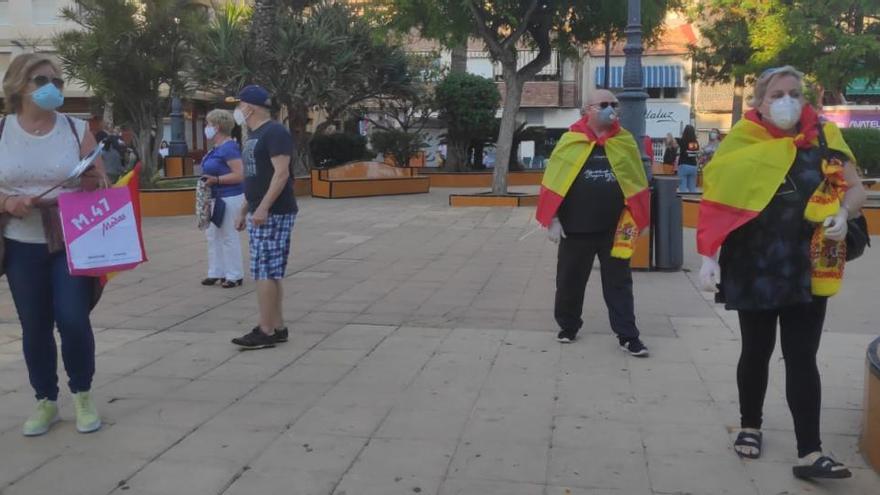 Imagen de la cacerolada en la plaza de la Constitución de Torrevieja