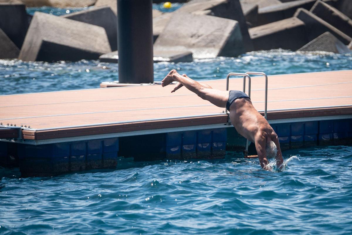 Un hombre se refresca lanzándose al mar en la nueva zona de baño de Valleseco, en Santa Cruz.