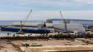 La nave cerrada de graneles en el puerto de Alicante encara su recta final, tras años de retraso