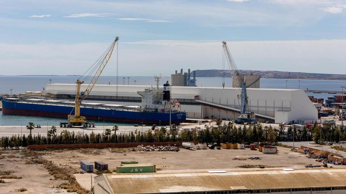La nueva nave cerrada para el tratamiento de graneles en el puerto de Alicante en una imagen reciente.