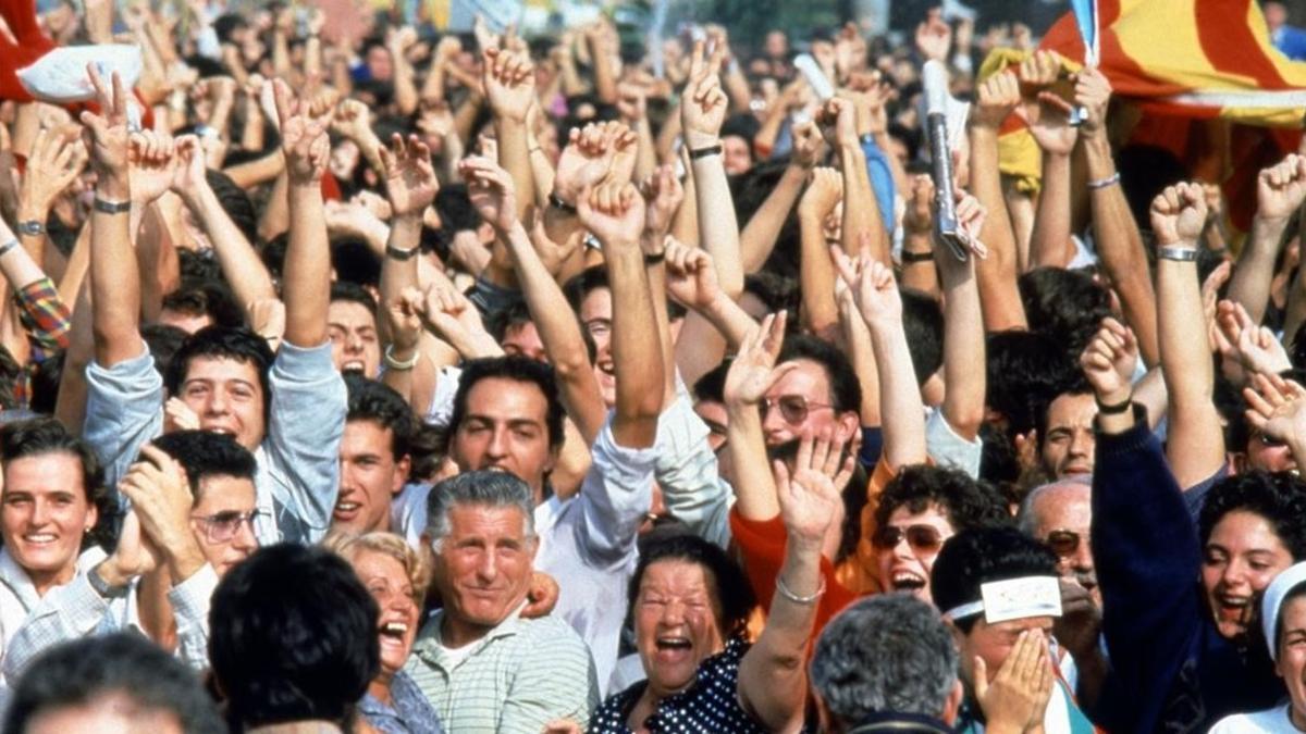 Celebración popular en la Plaça de Catalunya de la nominación de la ciudad de Barcelona como organizadora de los Juegos Olímpicos 1992.