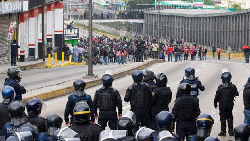 Manifestantes bloquean una avenida en Ciudad de México