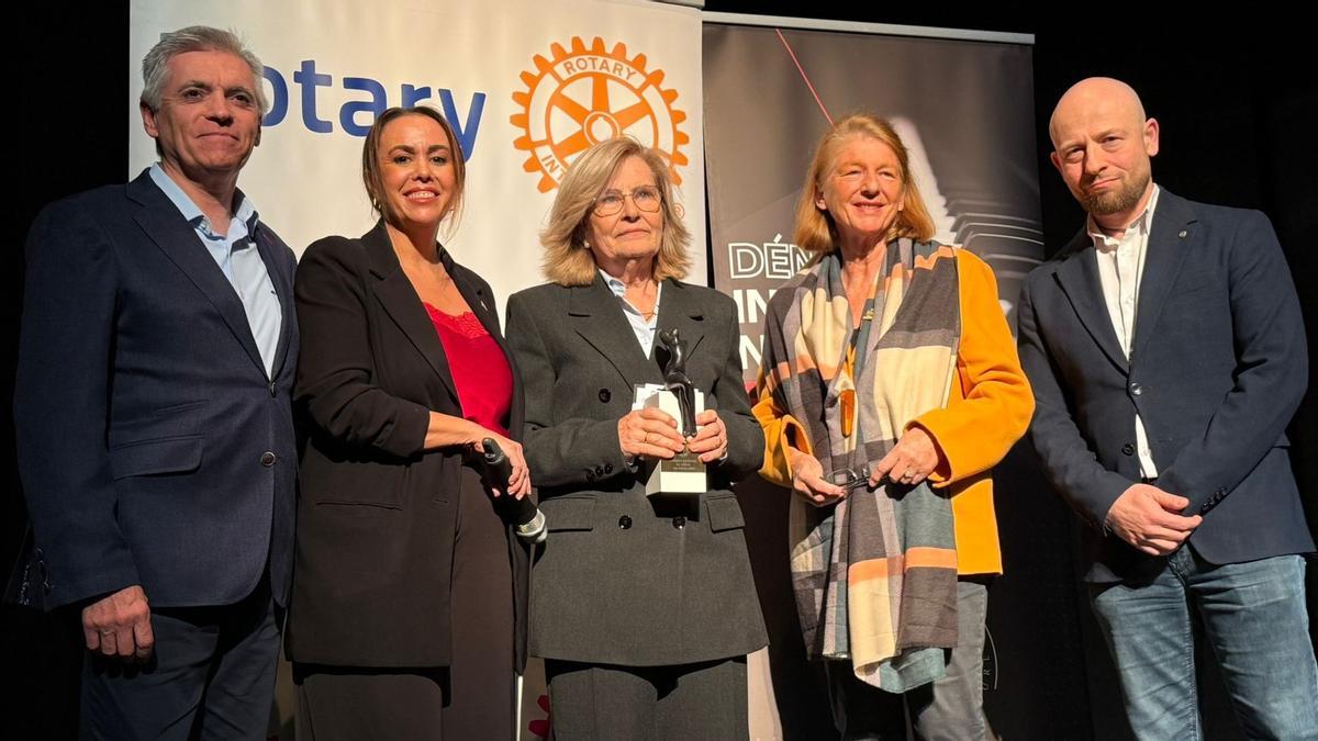 Concha Ballester, en el centro, con el galardón