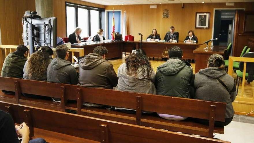 Los siete acusados, ayer en el banquillo de la Audiencia viguesa. // A. Villar