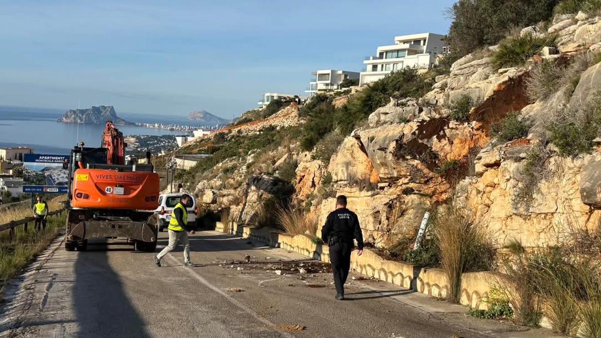 Los trabajos en el vial sobre el que cayeron las rocas