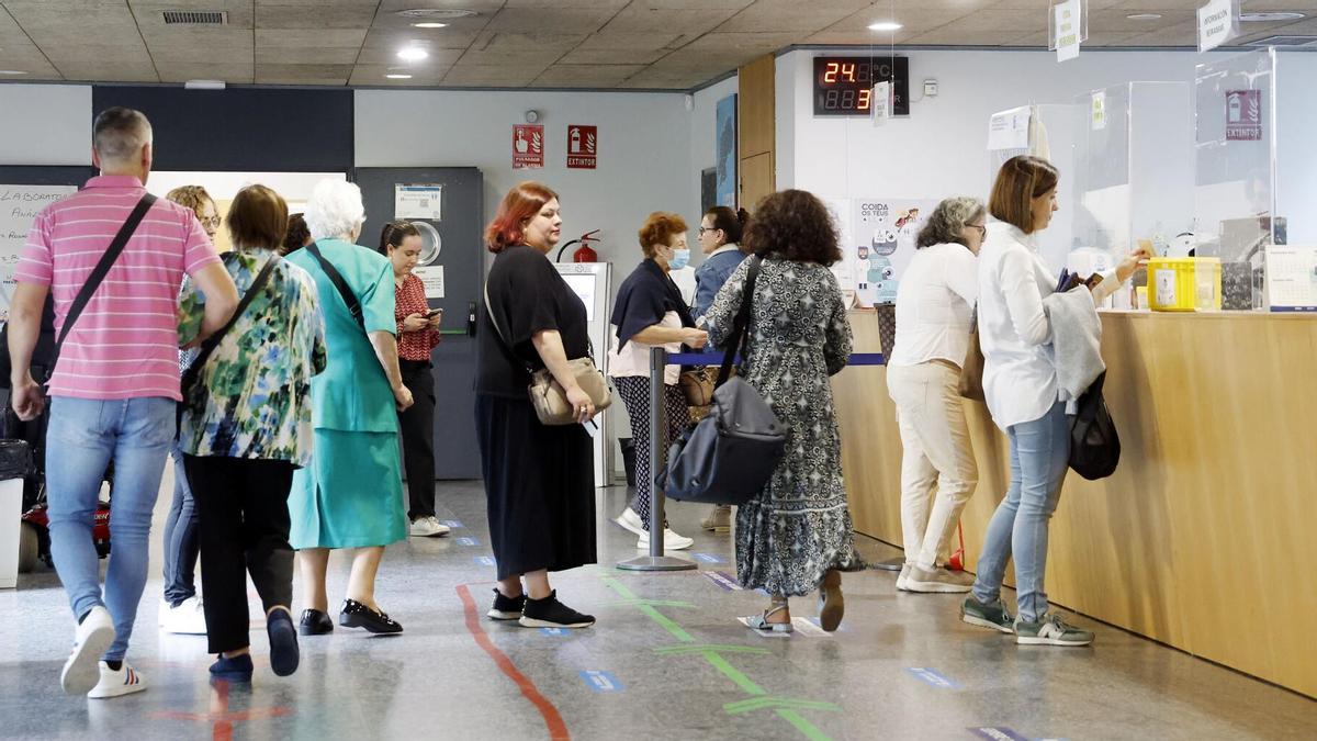 Usuarios pidiendo cita en el centro de Salud Rosalía de Castro-Beiramar, en una imagen de archivo.