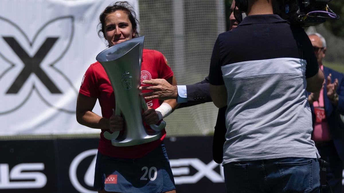 Lola Riera con el trofeo