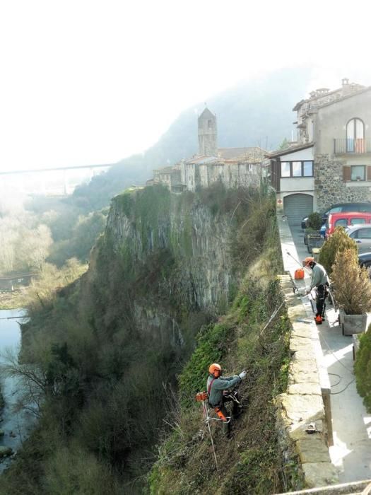 Treballs de neteja de la cinglera de Castellfollit de la Roca