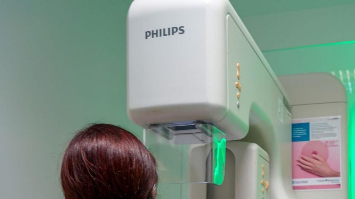 Una mujer se somete a una mamografía