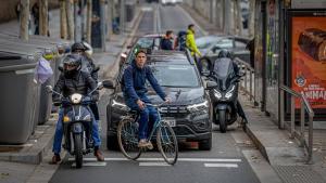 Noves crítiques al carril bici de la Gran Via de BCN després de prolongar-lo