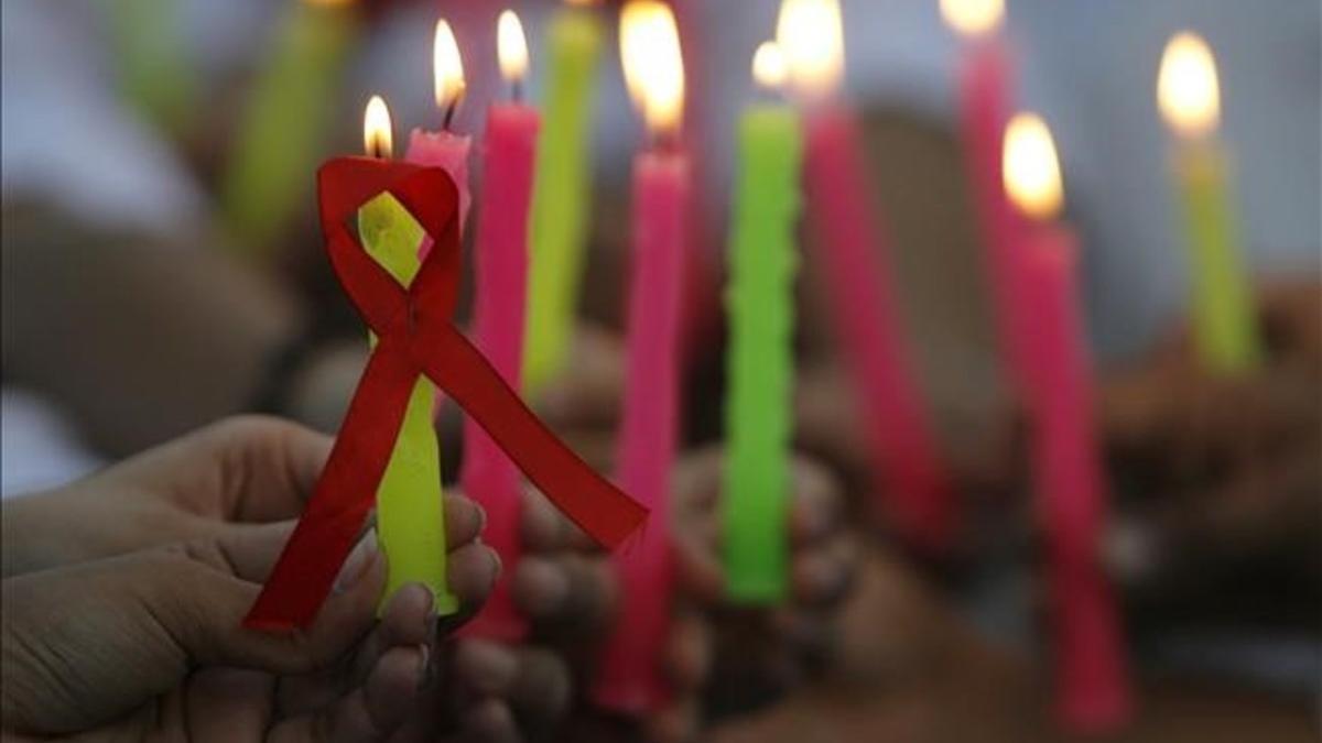 abertran17691285 people hold candles during a hiv aids awareness campaign to 161129123610