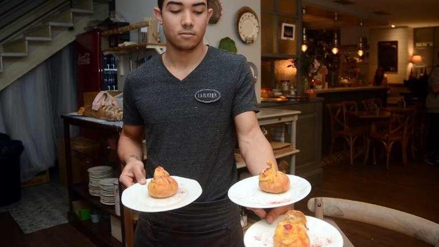 &quot;Bolino recheo&quot;, entre las recetas de La Platería. // Rafa Vázquez