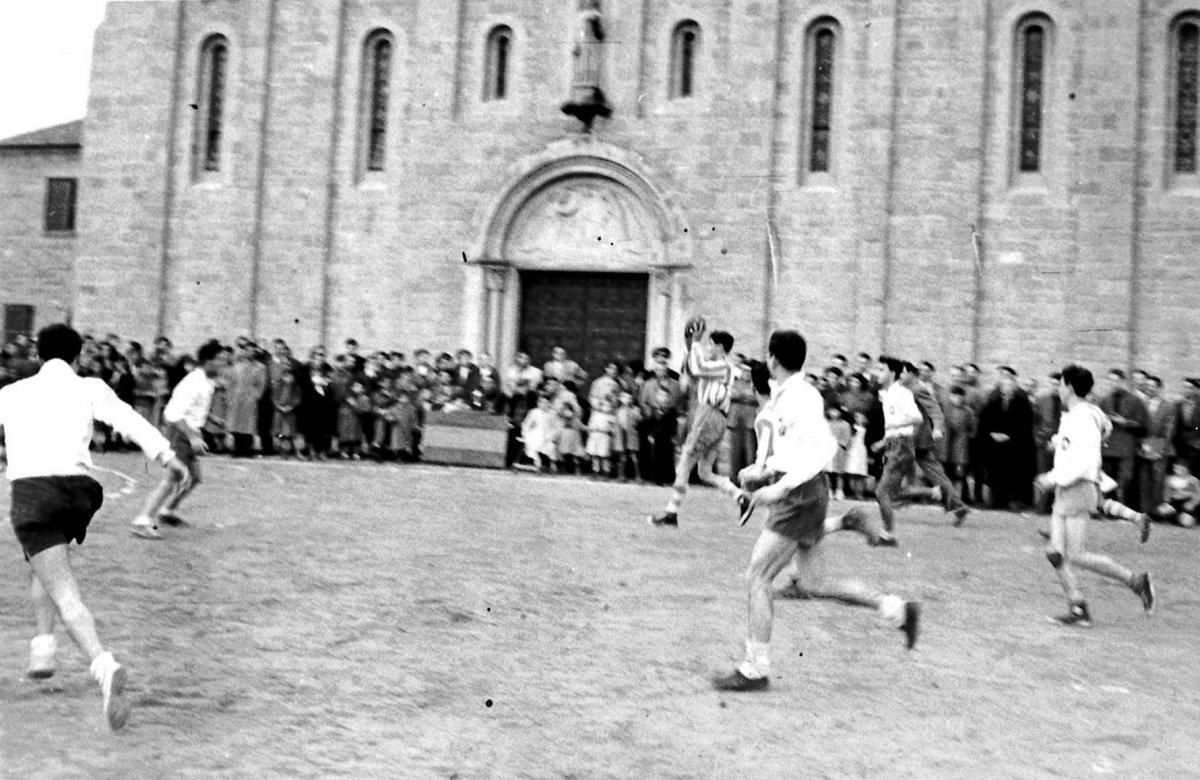 primer-partit-a-la-placa-de-la-vila-actual-el-28-de-gener-de-1955-del-fotograf-cendros