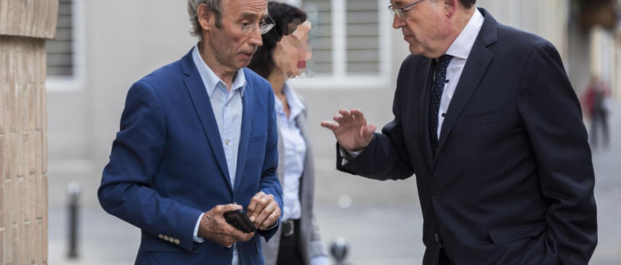 El veterano Ciprià Císcar, uno de los negociadores, conversa con Puig antes de la ejecutiva del PSPV.