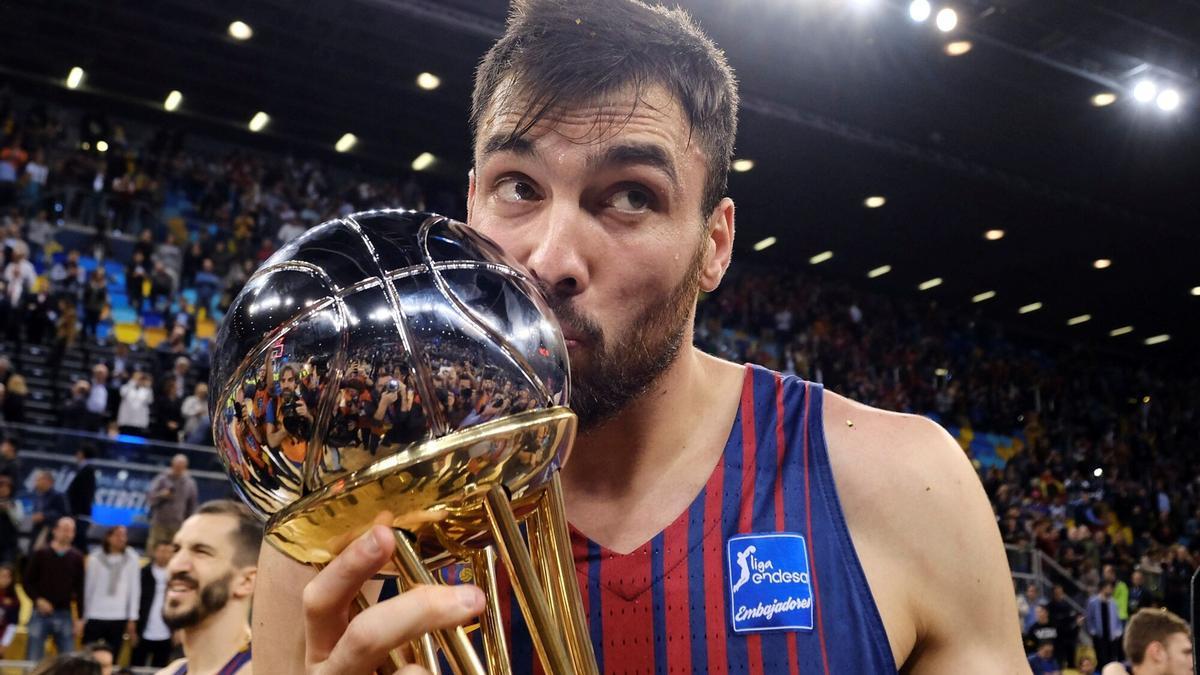 Pierre Oriola besa el trofeo de la Copa del Rey en su etapa con el FC Barcelona.