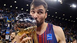 GRAF4462. LAS PALMAS, 18/02/2018.- El jugador del F.C. Barcelona Pierre Oriola besa el trofeo tras la final de la Copa del Rey de Baloncesto que Real Madrid y FC Barcelona Lassa disputaron esta tarde en el Gran Canaria Arena. EFE/Ángel Medina. HORIZONTAL