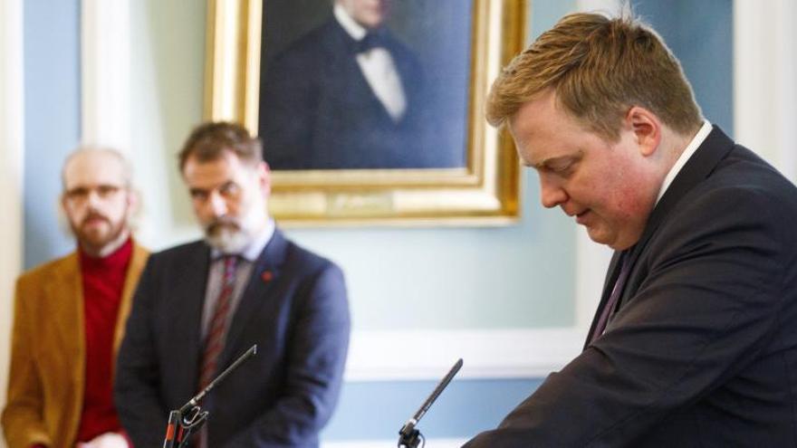 El primer ministre islandès Sigmundur David Gunnlaugsson compareix capcot després de la filtració.