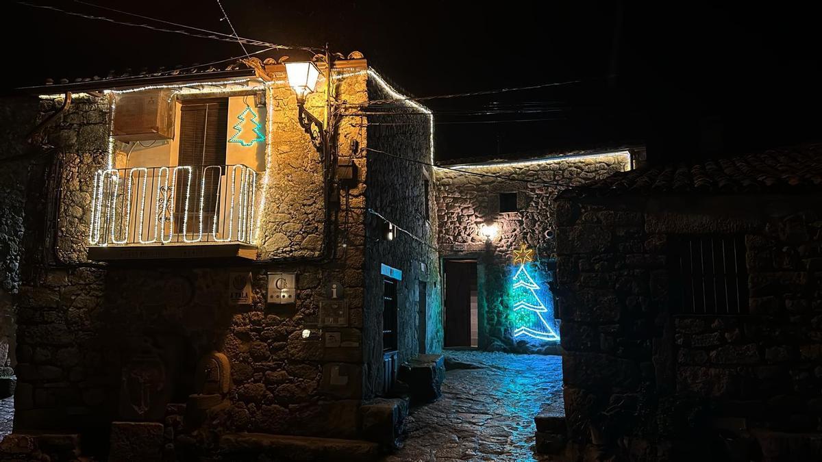 Las luces navideñas ya brillan en San Martín de Trevejo.