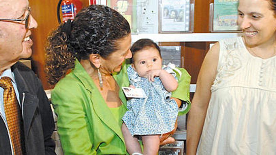 De izquierda a derecha, Antonio Cabrera, Milagros Luis Brito con la pequeña Elena y la madre de esta.