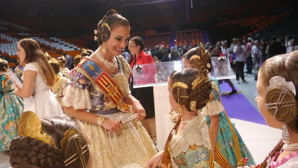 Alicia Moreno departe con las nuevas infantiles.