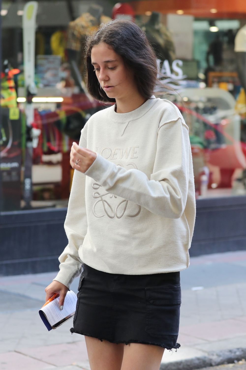 Victoria Federica con minifalda y sudadera