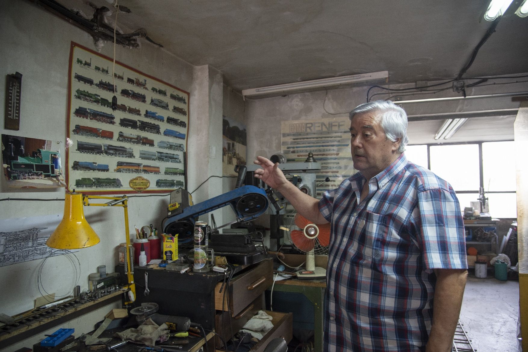 La passió per la mecànica porta un navarclí a reproduir trens i tractors a petita escala